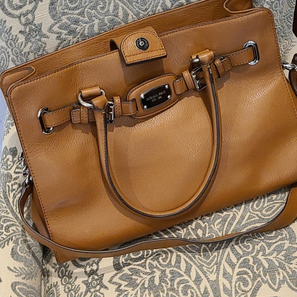 Michael kors bag like new tan with tons of storage